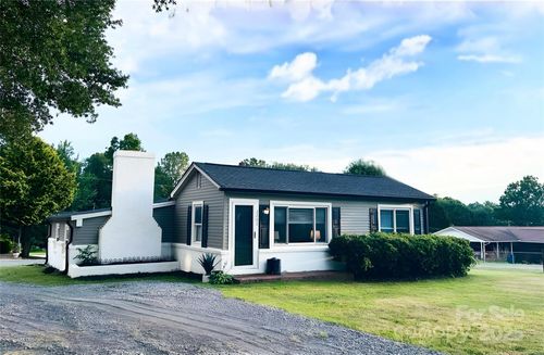 2202 16th Ave Ne, Hickory, NC, 28601-2942 | Card Image