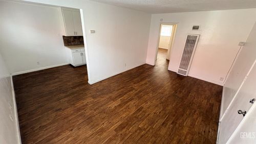 2641 Niles St, Bakersfield, CA, 93306-4134 | Card Image