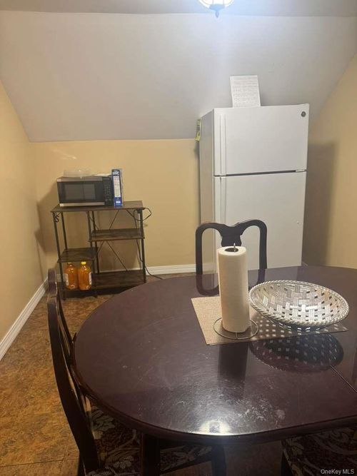 2-108 Roberta St, Valley Stream, NY, 11580-2724 | Card Image