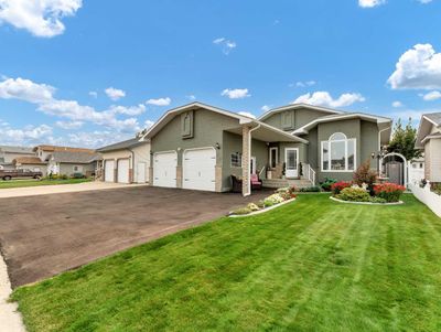 76 Schneider Cres Se, House detached with 4 bedrooms, 3 bathrooms and 2 parking in Medicine Hat AB | Image 1