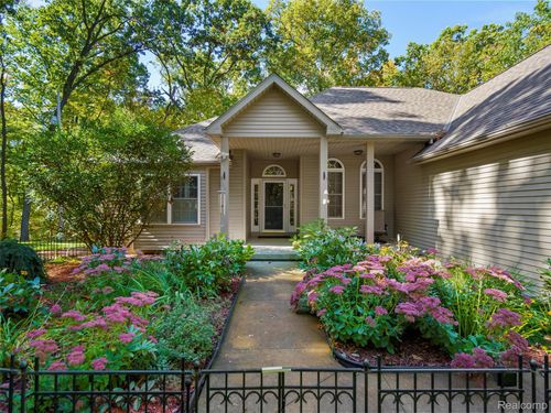 11371 Runyan Lake Rd, Fenton, MI, 48430-2457 | Card Image