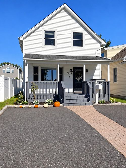 3895 South St, Seaford, NY, 11783-3240 | Card Image