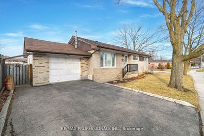 27 Honbury Rd, House other with 3 bedrooms, 3 bathrooms and 3 parking in Etobicoke ON | Image 2