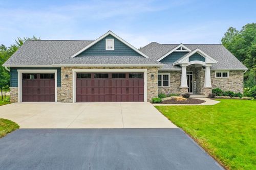 668 White Pine Court, LITTLE SUAMICO, WI, 54171 | Card Image