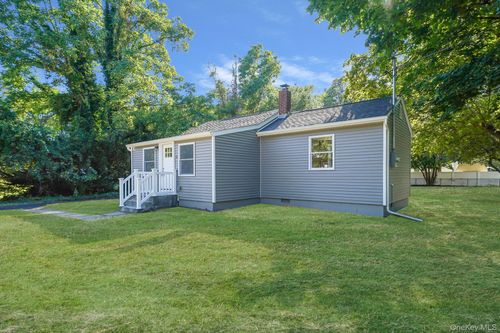 2 Myrtle Ln, Coram, NY, 11727-3143 | Card Image