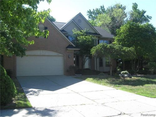 19036 Glengarry Dr, Livonia, MI, 48152-4064 | Card Image