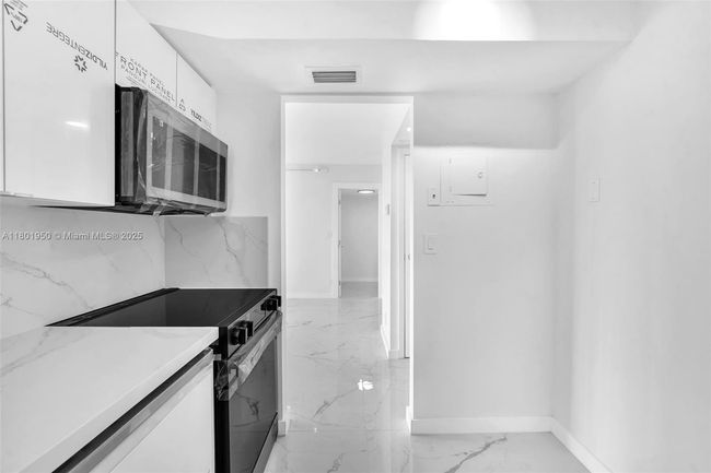 APT-1108 - 20335 W Country Club Dr, Condo with 2 bedrooms, 2 bathrooms and null parking in Aventura FL | Image 6