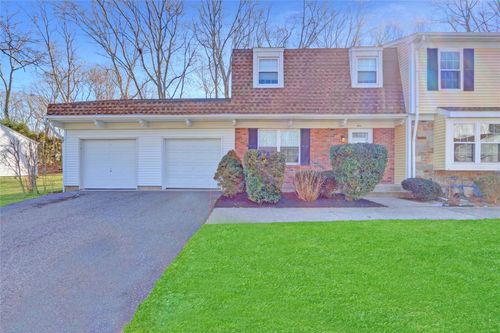 9 Stockton Cmns, Yaphank, NY, 11980-2032 | Card Image