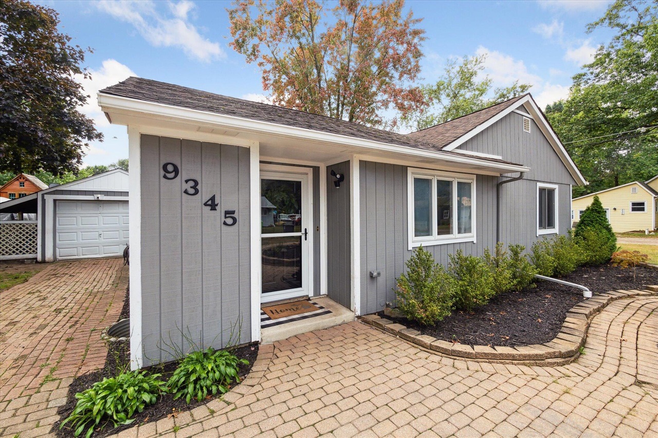 Thornyside St, White Lake, MI 48386