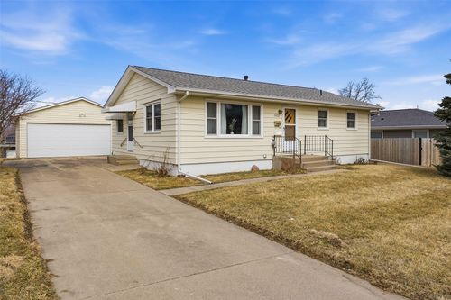 3422 Dennis Dr Nw, Cedar Rapids, IA, 52405-4463 | Card Image