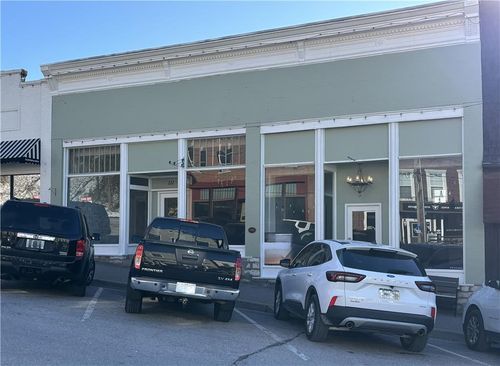 111 Main St, Parkville, MO, 64152-3731 | Card Image