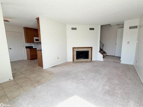 1504 N 9th Avenue Pl E, Newton, IA, 50208-2462 | Card Image