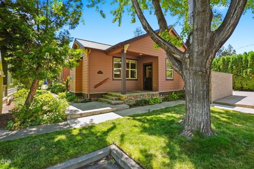 825 Ne Wiest Way, Bend, OR, 97701-4226 | Card Image