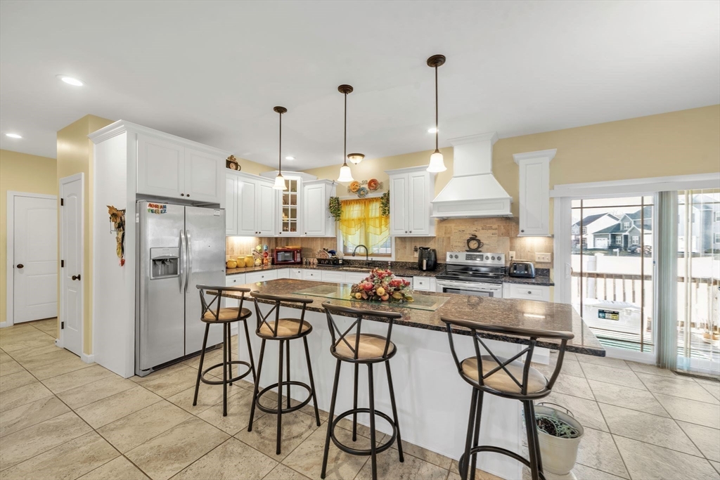 Elaine Cir, Springfield, MA 01109
