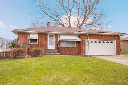 5531 Briarcliff Dr, Garfield Heights, OH, 44125-4155 | Card Image