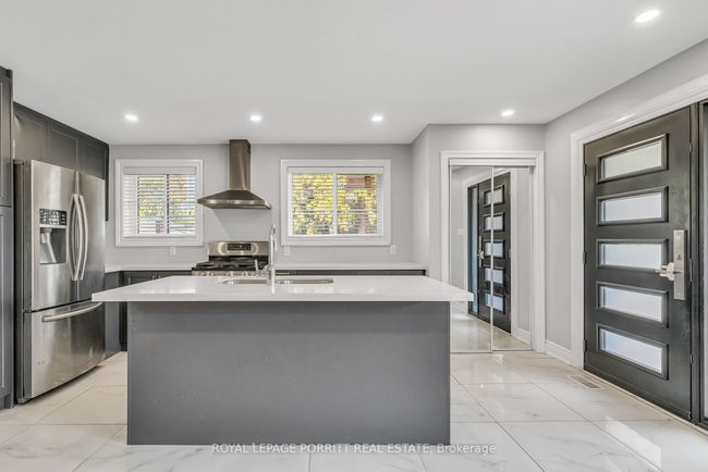 14 Albion Cres, House attached with 5 bedrooms, 3 bathrooms and 4 parking in Brampton ON | Image 5