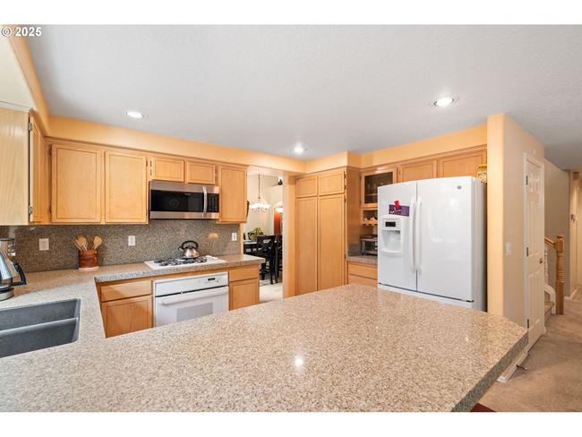 3010 Sw Phyllis Dr, House other with 4 bedrooms, 3 bathrooms and 3 parking in Gresham OR | Image 12