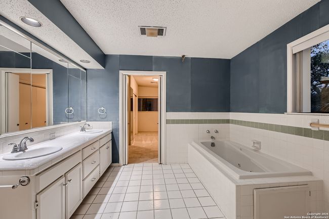 201 Sheffield, House other with 5 bedrooms, 5 bathrooms and null parking in Castle Hills TX | Image 44