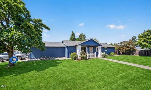 1011 Coachman Dr, Central Point, OR, 97502-4812 | Card Image