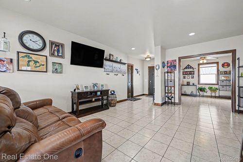 2061 Rosedale Dr, West Bloomfield, MI, 48324-1562 | Card Image