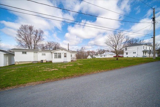 View of front of property featuring a front yard and cooling unit | Image 25