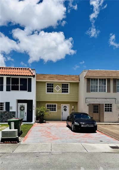 1675 - 1675 W 72nd St, Townhouse with 2 bedrooms, 1 bathrooms and null parking in Hialeah FL | Image 1