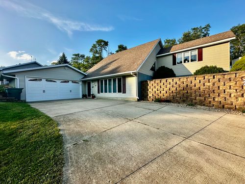 4100 Valley Dr, Clinton, IL, 61727-2817 | Card Image