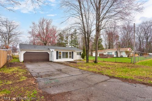 215 Arrowhead Dr, Prudenville, MI, 48651-9570 | Card Image