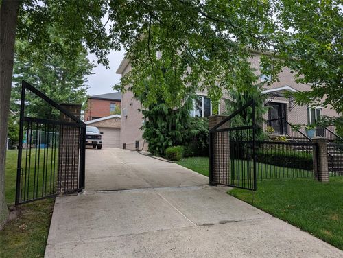 15 Lenzie St, Staten Island, NY, 10312-6117 | Card Image