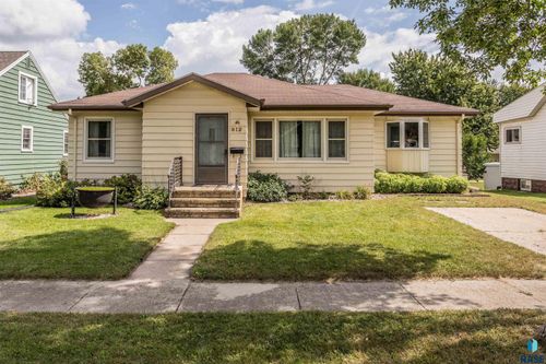 812 N Spring St, Luverne, MN, 56156-1349 | Card Image