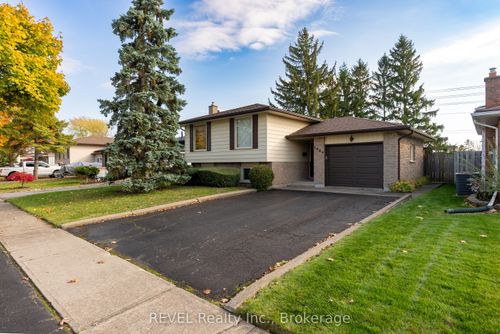 7984 Thorton St, Niagara Falls, ON, L2H2C3 | Card Image