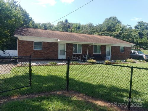 1755 2nd Ave Nw, Hickory, NC, 28601-5857 | Card Image