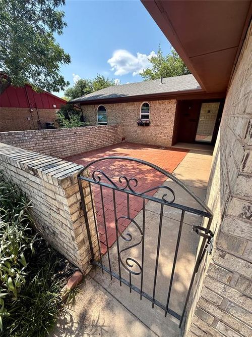 2421 Cherokee Strip St, Altus, OK, 73521-1417 | Card Image