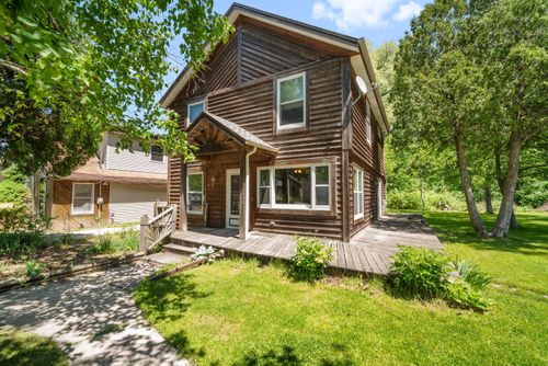 7218 N River Rd, West Bend, WI, 53090-1215 | Card Image