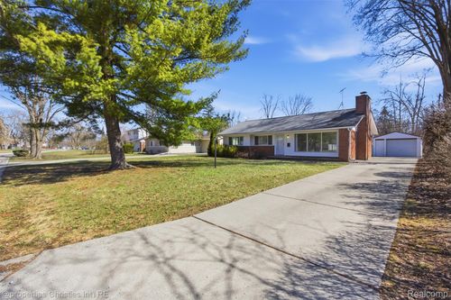 29922 Westbrook Parkway, Southfield, MI, 48076 | Card Image