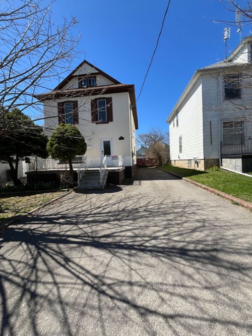 5021 St Clair Ave, Niagara Falls, ON, L2E3T8 | Card Image