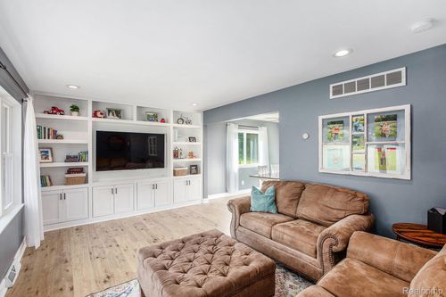 11693 Ely Rd, Springfld Twp, MI, 48350-1707 | Card Image