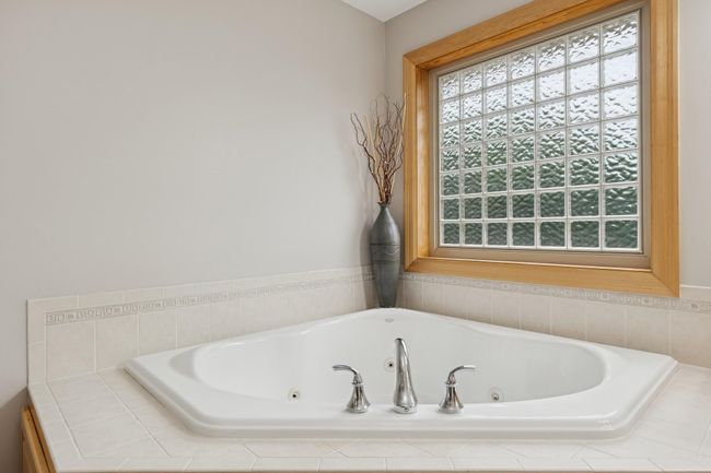 Upper Level Primary Bathroom Corner Jetted Tub | Image 29