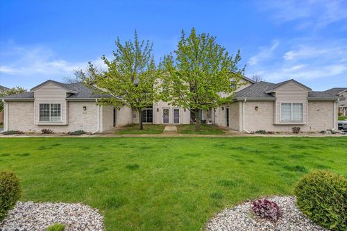 2-425 W Aspen Drive, Oak Creek, WI, 53154 | Card Image