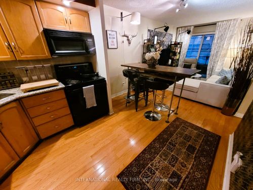 426-250 Wellington St W, Toronto, ON, M5V3P6 | Card Image