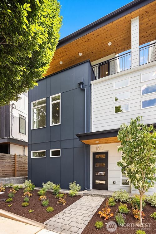 1613 N 50th St, Seattle, WA, 98103-6752 | Card Image