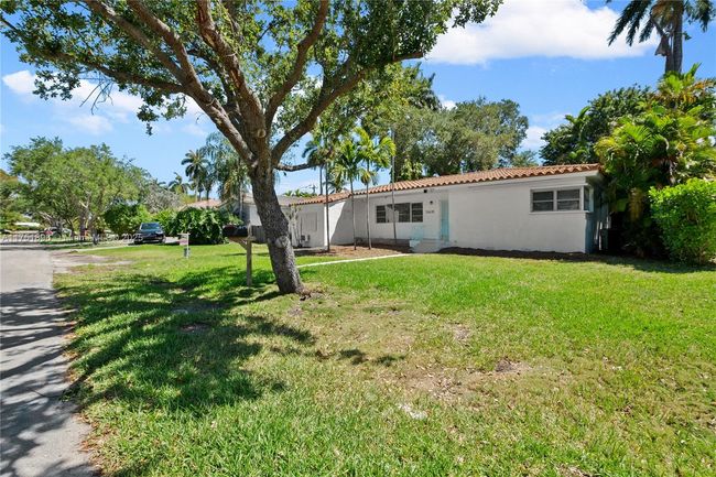 10635 Ne 11 Th Ct, House other with 3 bedrooms, 2 bathrooms and null parking in Miami Shores FL | Image 9
