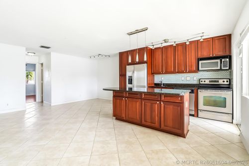 207-2895 Ne 32nd St, Fort Lauderdale, FL, 33306-2079 | Card Image