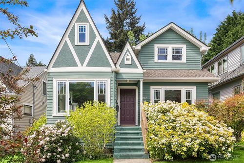 3917 Interlake Ave N, Seattle, WA, 98103-8131 | Card Image