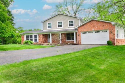 25716 Ridgewood Dr, Farmington Hills, MI, 48336-1060 | Card Image
