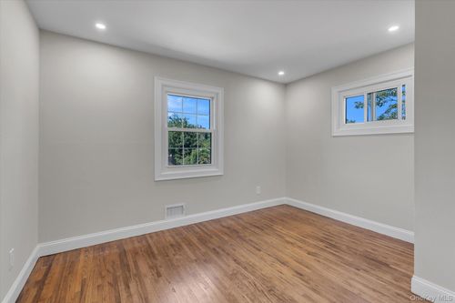 1 Spencer Way, Kings Park, NY, 11754-4031 | Card Image