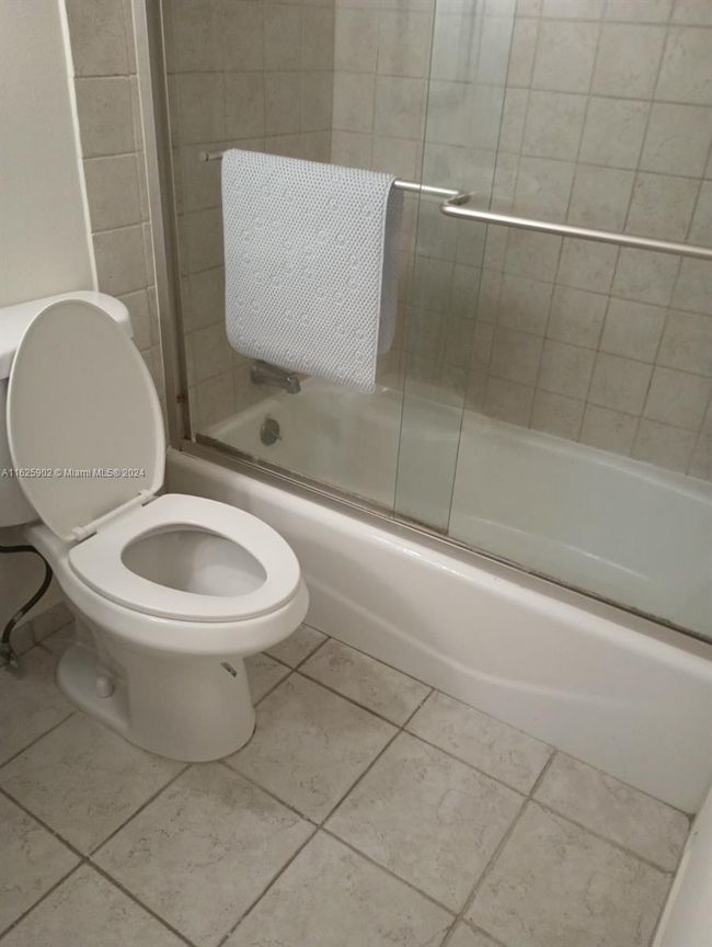 L - 500 Executive Center Dr, Condo with 1 bedrooms, 1 bathrooms and null parking in West Palm Beach FL | Image 11