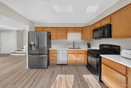 220 Hickory Nut Grove Ln, Cary, IL, 60013-1789 | Card Image