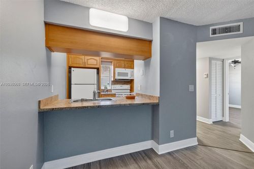 8c-908 Twin Lakes Dr, Coral Springs, FL, 33071-5317 | Card Image