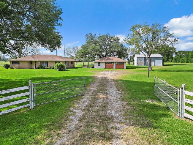 11221 State Highway 65, House other with 3 bedrooms, 2 bathrooms and 2 parking in Winnie TX | Image 5